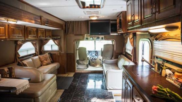 Внушителният Freightliner Coronado от 2008 г. е модифициран от American Haulmark, който го оборудва с всекидневна, кухня с хладилник, баня с душ и основна спалня. По-лудото обаче е, че зад него е прикрепено триосно ремарке с двуетажен мобилен гараж, който побира до две коли, разполага с компресор, мотокар и палуба за наблюдение на горния етаж.